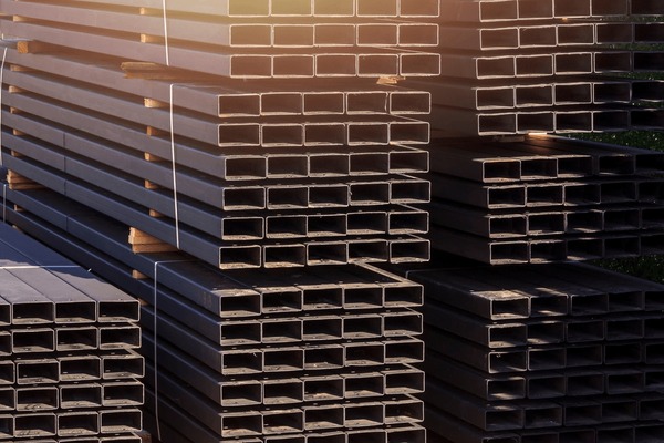 Bu yazıda ST52 kutu profilin ne olduğu, avantajları, üretim süreci, kalite kontrolü ve daha birçok konuyu ele alacağız. Ayrıca bu malzemeyi nereden ve nasıl temin edebileceğinizi de detaylandıracağız.